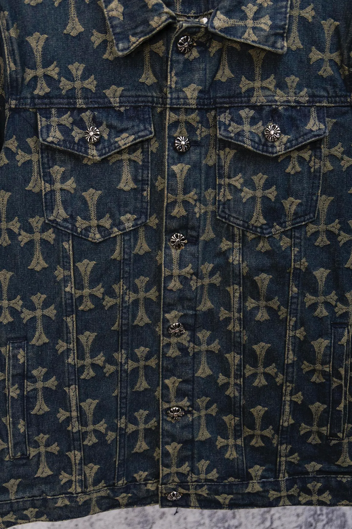 P240 Chrome Hearts CH Chrome Hearts double-sided all-over LOGO jacquard dark pattern heavy-duty denim jacket jeans denim suit same style as the Internet celebrity star's cross-printed denim jacket jeans, the unique cross design element plus all-over printing, full of design sense. It is made of 100% denim cotton fabric with heavy coarse yarn count, which ensures a stiff and tough silhouette while being soft, comfortable and breathable. The lapel is designed with silver buttons and is full of texture. The classic white cross logo is all over the dress, making it a perfect versatile style for spring and summer! Customized jacquard fabric, you can wear it in various styles. This gender-neutral shirt is a must-have for nightclubs. It can be worn as a jacket for both men and women. It can be easily worn by both men and women! The original loose version is made of high-quality pure cotton fabrics. The fabric pattern is high-definition and delicate without burrs. It is comfortable and breathable to wear. All the buttons are molded and customized. It is casual and fashionable and can be matched with any bottoms. It can be windproof and sunproof in spring and summer. It can be worn outside in autumn and winter! Easily concave shape makes you look slimmer and taller, perfect for both men and women! Color: Black Blue Size: Jacket S-XL Pants 28-36